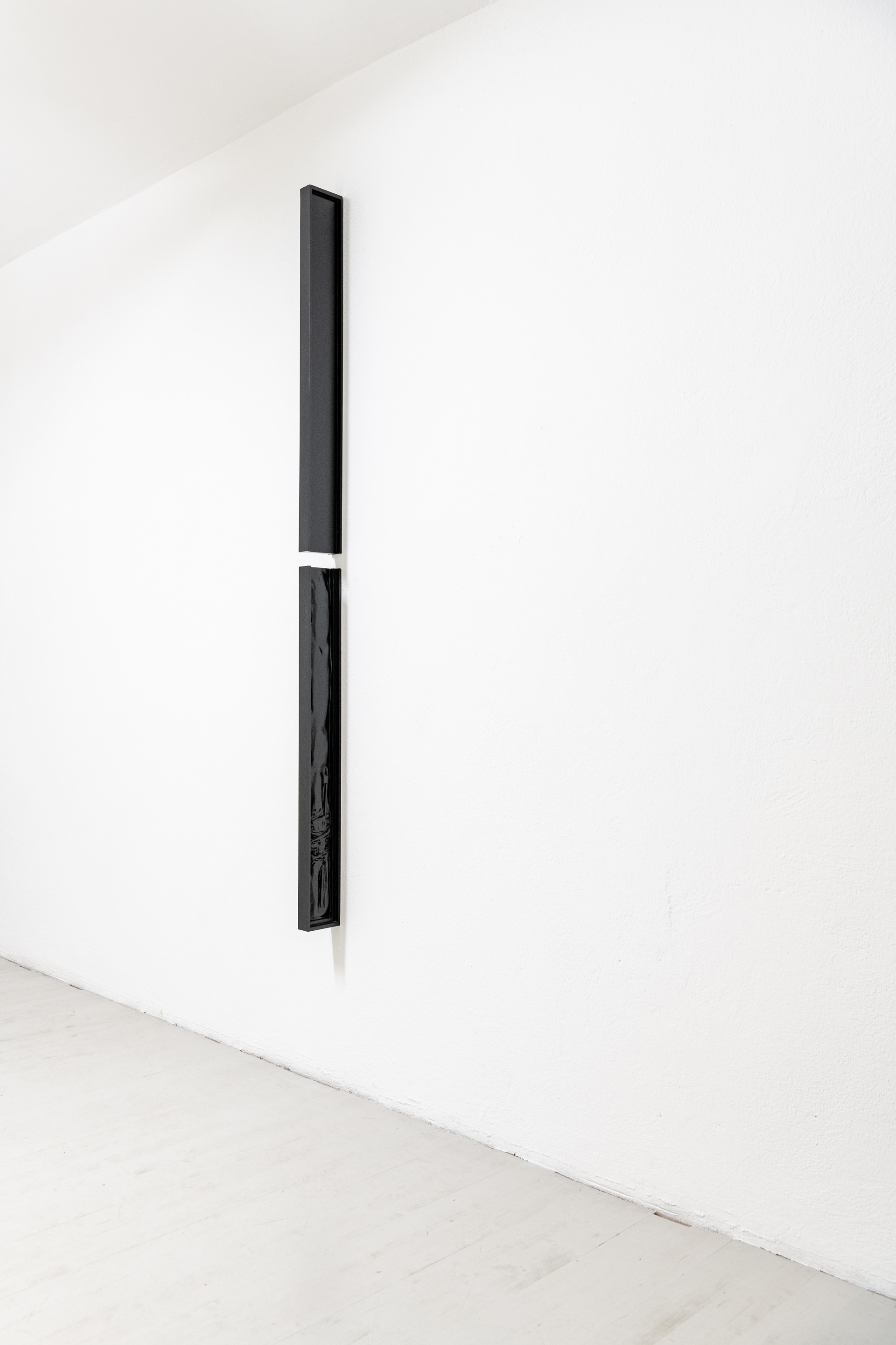 Sofiia Yesakova. Ugly scenes. Nuances 1.2., 190 × 11 × 4 cm, beech wood, gesso, black lacquer, 2025. Close-up