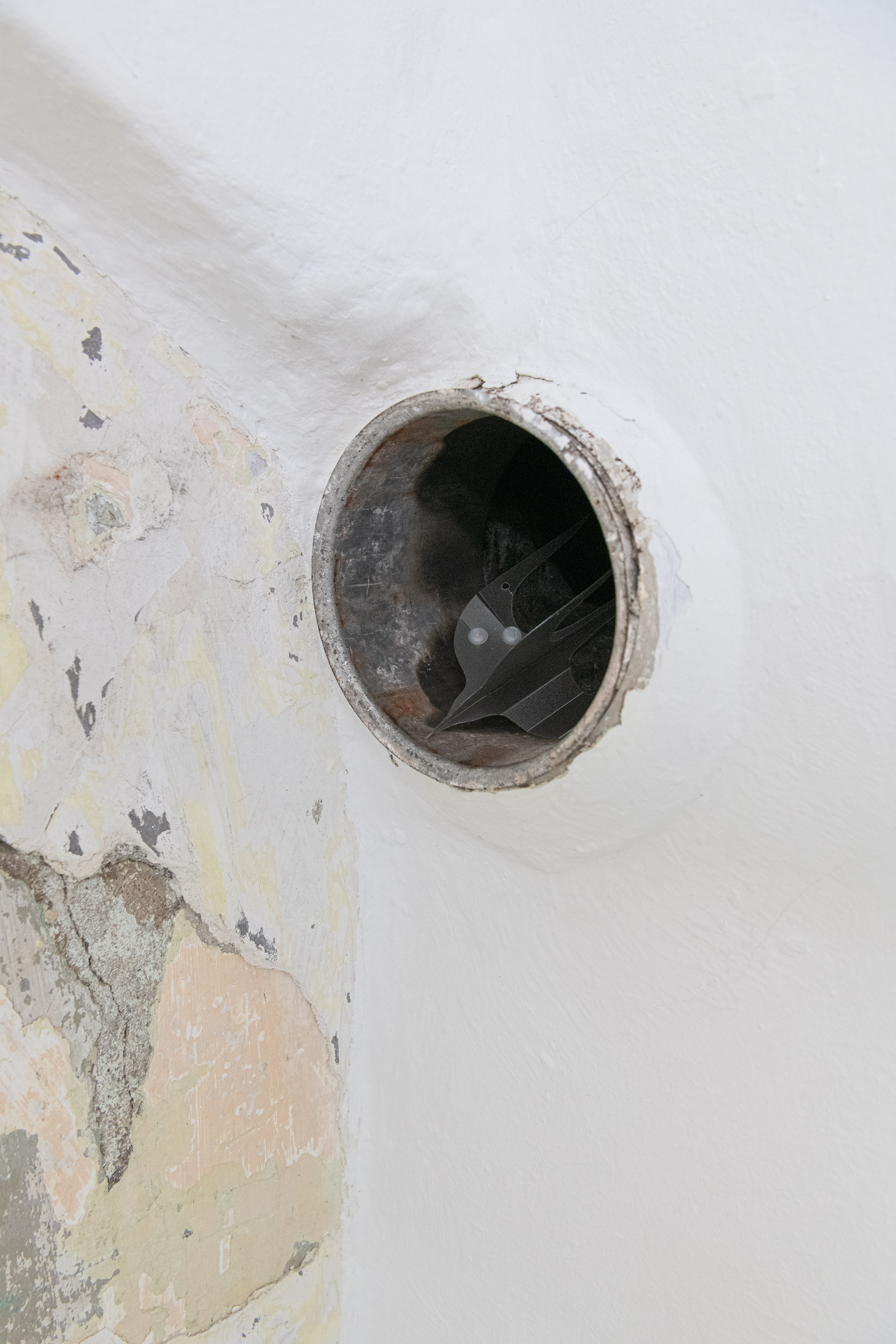 Yixuan Hu, 'ever migrate, ever escape', (“而你心中的鸟群，时时要迁徙，时时要逃避”), Plastic, Compass, 10 x 7 x 7 cm, 2025 